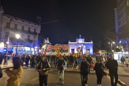 Esteladas e independentistas en la manifestación contra Mazón