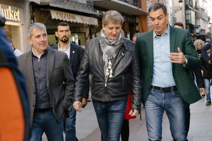 El presidente del Gobierno y secretario general del PSOE, Pedro Sánchez (d), y el alcalde de Soria, Carlos Martínez (c).