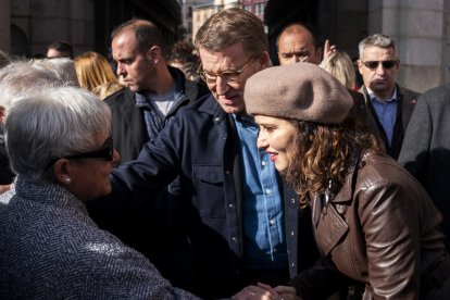 Alberto Núñez Feijóo e Isabel Díaz Ayuso durante su visita al mercadillo navideño en la Plaza Mayor de Madrid.