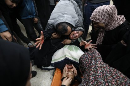 Una mujer palestina llora ante el cadáver de un familiar.
