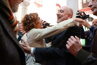 La nueva secretaria general del PSOE-A, María Jesús Montero, saluda a Luis Ángel Hierro,