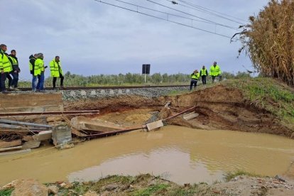 Daños en la línea ferroviaria Sevilla-Huelva provocados por la lluvia de la borrasca Garoé.