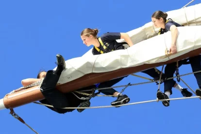 Doña Leonor con algunas compañeras a bordo de ElCano.
