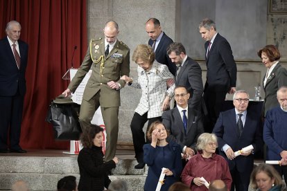 La Reina Sofía necesitó ayuda hace unos días para bajar unas escaleras y generó cierta alarma.