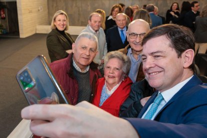 Alfonso Fernández Mañueco se fotografía en la presentación del 'Carné 60 CyL'