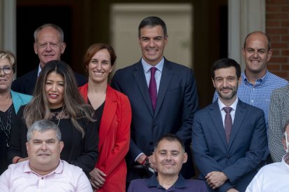 La ministra de Sanidad, Mónica García, junto al presidente del Gobierno, Pedro Sánchez