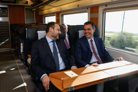 José Luis Ábalos y Pedro Sánchez, en 2019, en un viaje en AVE a Granada.