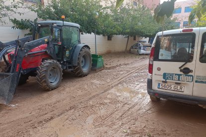 Mini excavadora aportada por el ayuntamiento de La Yesa