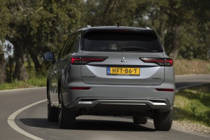 El Outlander PHEV mezcla una estética renovada influenciada con modelos anteriores como el clásico Montero.