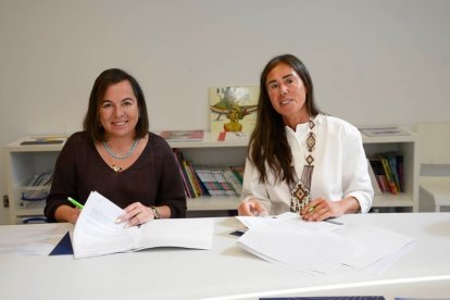 La presidenta de la Fundación María José Jove, Felipa Jove, y la CEO de la firma de ingeniería global Russula, Eva Maneiro, firman un acuerdo