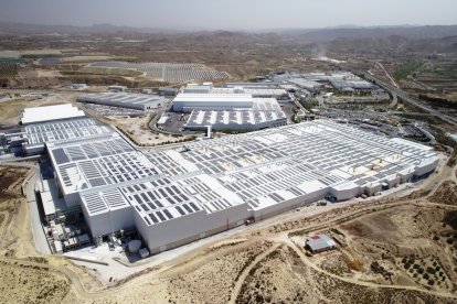 Vista aérea del parque industrial de Cosentino en Almería.