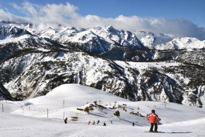 Un esquiador en el Pirineo