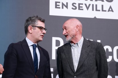 Pérez-Reverte, junto a Félix Bolaños, el pasado mes de febrero en Sevilla.