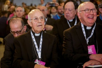 Kevin Farrell a la derecha del cardenal Ricardo Blázquez.