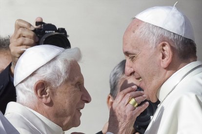 Ratzinger y Bergoglio.
