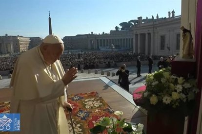El Papa Francisco bendiciendo una réplica de la Virgen de los Desamparados