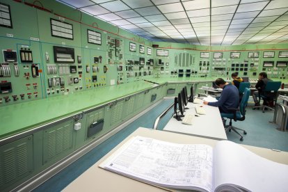 Varios empleados trabajan en sala de control de la central nuclear de Santa María de Garoña, en Burgos.