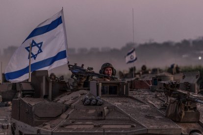 Soldado israelí en un tanque cerca de la Franja de Gaza.