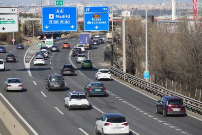Archivo - Coches en una carretera.