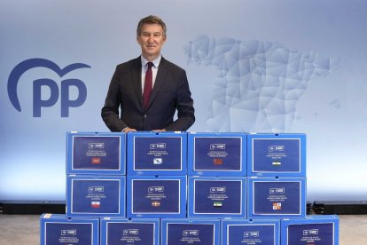El presidente del PP, Alberto Núñez Feijóo, junto a sus más de 90.000 avales para ser reelegido líder de los populares