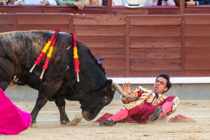 Juan de Castilla fue cogido muy feo cuando iniciaba de muleta al tercero.