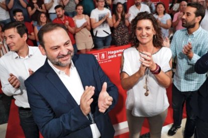 José Luis Ábalos aplaudido por Mercedes Caballero y José Muñoz