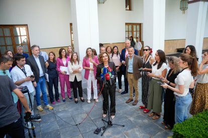 La secretaria general del PSOE-A, María Jesús Montero atiende a los medios de comunicación en el Parlamento, Sevilla.