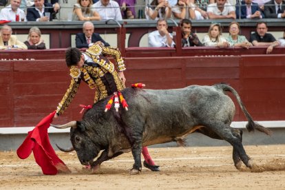 Esaú Fernández, en un momento de su faena al cuarto de la tarde.