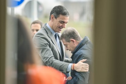 El presidente del Gobierno, Pedro Sánchez, junto al presidente de Castilla-La Mancha, Emiliano García-Page.