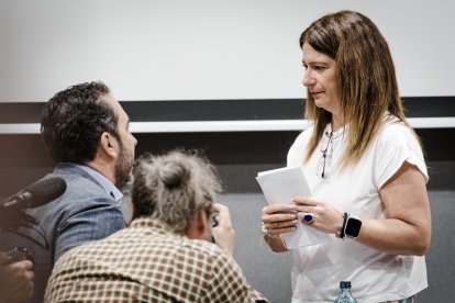 El empresario Víctor de Aldama y la exmilitante socialista Leire Díez, tras la rueda de prensa dada por esta para dar explicaciones.