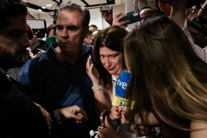 Leire Díez sale de la rueda de prensa junto a Javier Pérez Dolset.