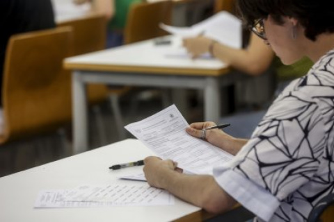 Alumna haciendo un examen en la PAU
