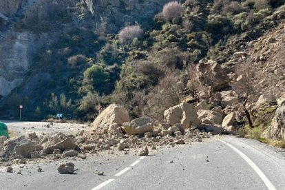 imagen de archivo de un desprendimiento en la carretera de acceso a Sierra Nevada.