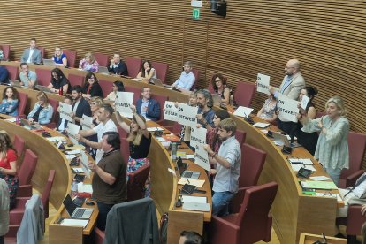 Compromís con carteles que indican 