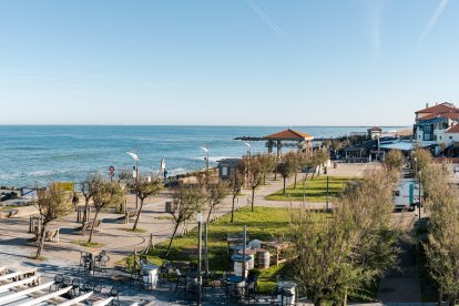 Chambre d'Amour en Anglet, con una gran zona de restauración.