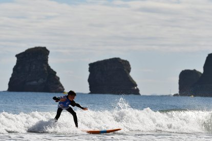 Sus playas son especialmente adecuadas para aprender por la suavidad de sus olas