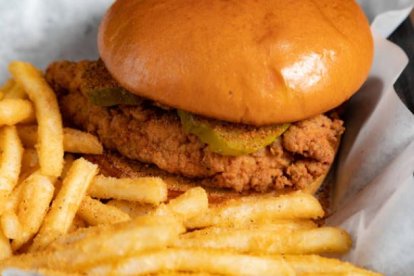 Hamburgesa y patatas fritas
