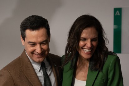 El presidente de la Junta de Andalucía Juanma Moreno junto a Esperanza García durante su nombramiento como delegada en Cataluña.