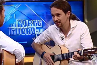 Pablo Iglesias, tocando la guitarra y cantando en 'El Hormiguero', junto a Pablo Motos.