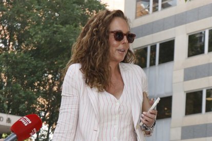 Rocío Carrasco salió algo más serena que su hija del cara a cara en la Audiencia Provincial de Madrid.