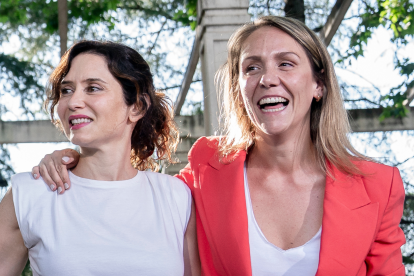 Alma Ezcurra e Isabel Díaz Ayuso durante un acto del PP.