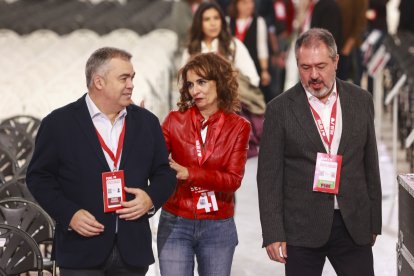 Santos Cerdán, María Jesús Montero y Juan Espadas pasean por el escenario del 41 Congreso Federal del PSOE que se celebró en Sevilla.