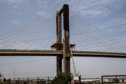 Vistas del puente del Centenario de Sevilla durante las obras en agosto de 2023.