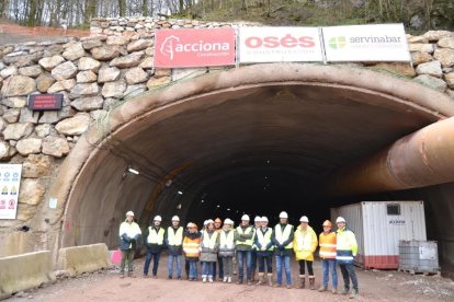 Foto de varias autoridades visitando las obras del túnel de Belate. Se puede ver arriba el cartel tanto de Acciona como Servinabar.