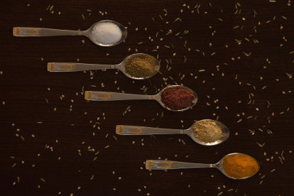 La sal no está sola: otros condimentos que también influyen en el sabor y la salud