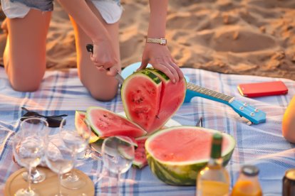 Optar por fruta entera con su piel, como la sandía, es una forma mucho más segura de disfrutarla bajo el sol.