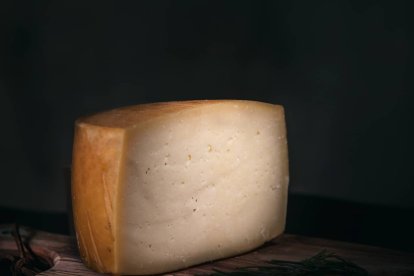 La versión ahumada del Idiazábal destaca por su aroma intenso y un sabor ligeramente tostado.