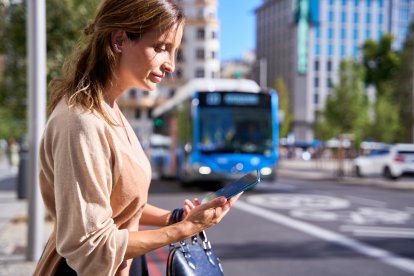 Mujer mirando su móvil