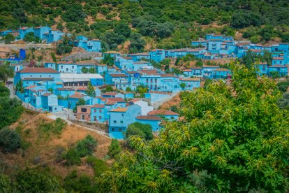 Ubicado entre castaños y alcornoques, el pueblo de los Pitufos mantiene su esencia rural entre colinas azules que parecen sacadas de una postal animada