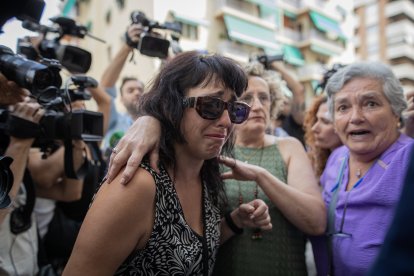 Llegada de Juana Rivas con su hijo menor al punto de encuentro.